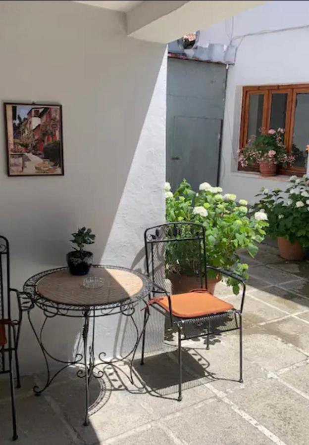 Tradicional Bazaar Home Korce Bagian luar foto