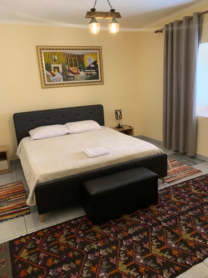 Tradicional Bazaar Home Korce Bagian luar foto